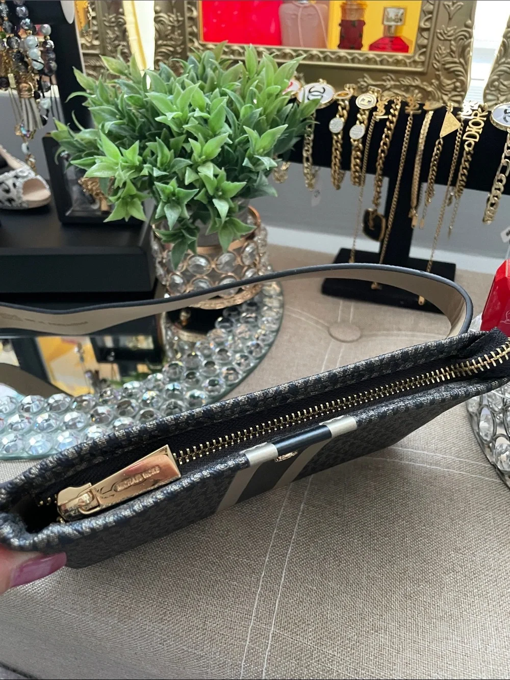 ✨🤎🖤Michael Kors Black and Cream MK Logo Stripe Crossbody Belt Bag🖤🤎✨LIKE NEW